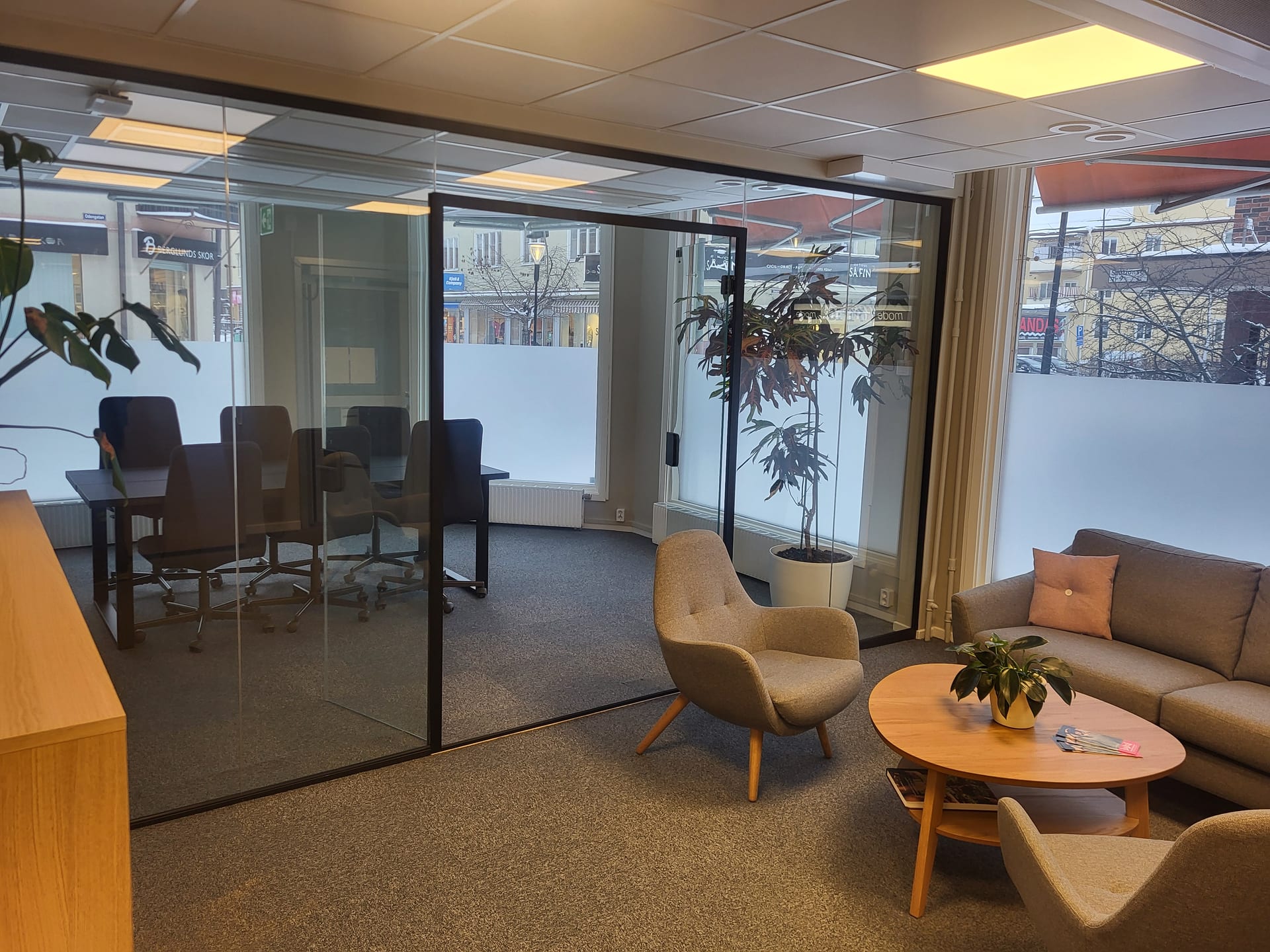 Ljudisolerande glasvägg för modern kontorsmiljö